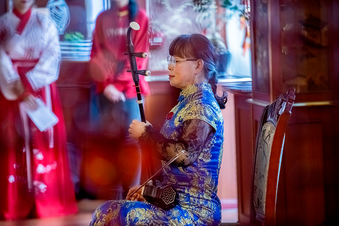 Ling Jinyu playing the Chinese instrument erhu.