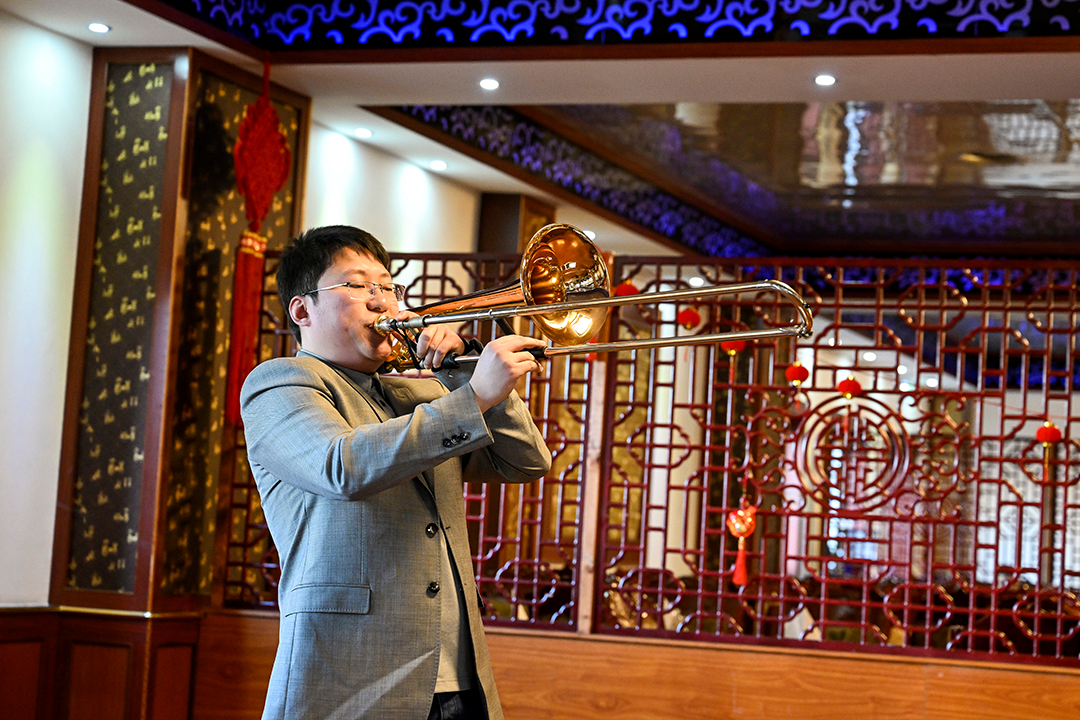Guan Quishun playing the trumpet.