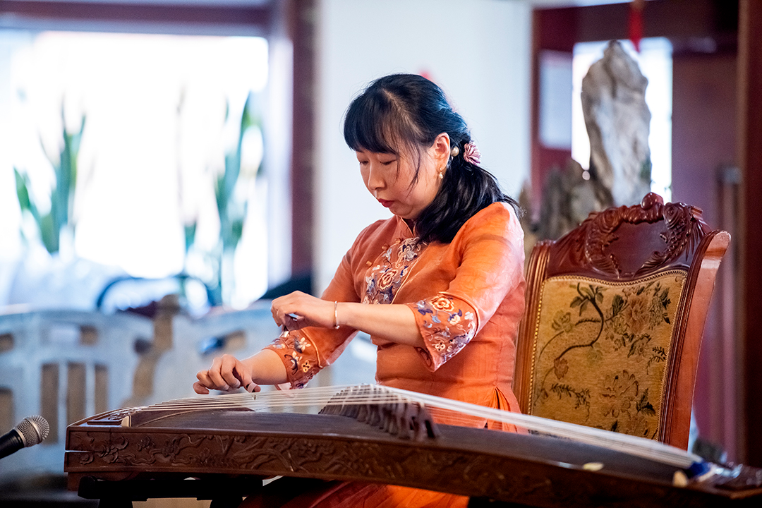 Gao Shuo playing the guzheng.
