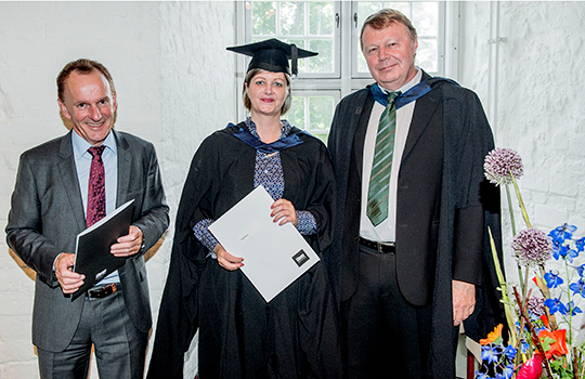 Anja Muus står sammen med Rektor Niels Egelund og uddannelses leder Keld Hvam. 
