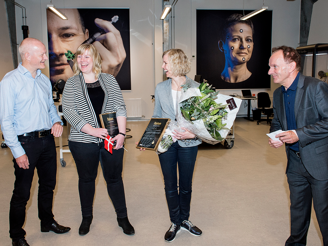 Stemningsbillede fra da Rektor Niels Egelund overrakte prisen hos virksomheden Zebicon. 