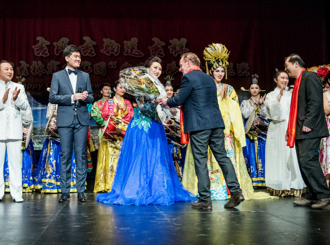 President of IBA Niels Egelund handing over flowers after the performance. 