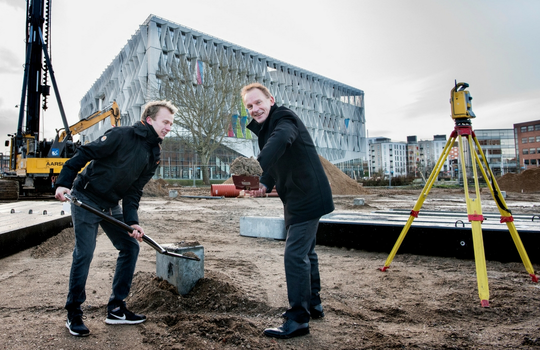 Rektor Niels Egelund og Niels Henrik Overgaard graver på byggepladsen. 
