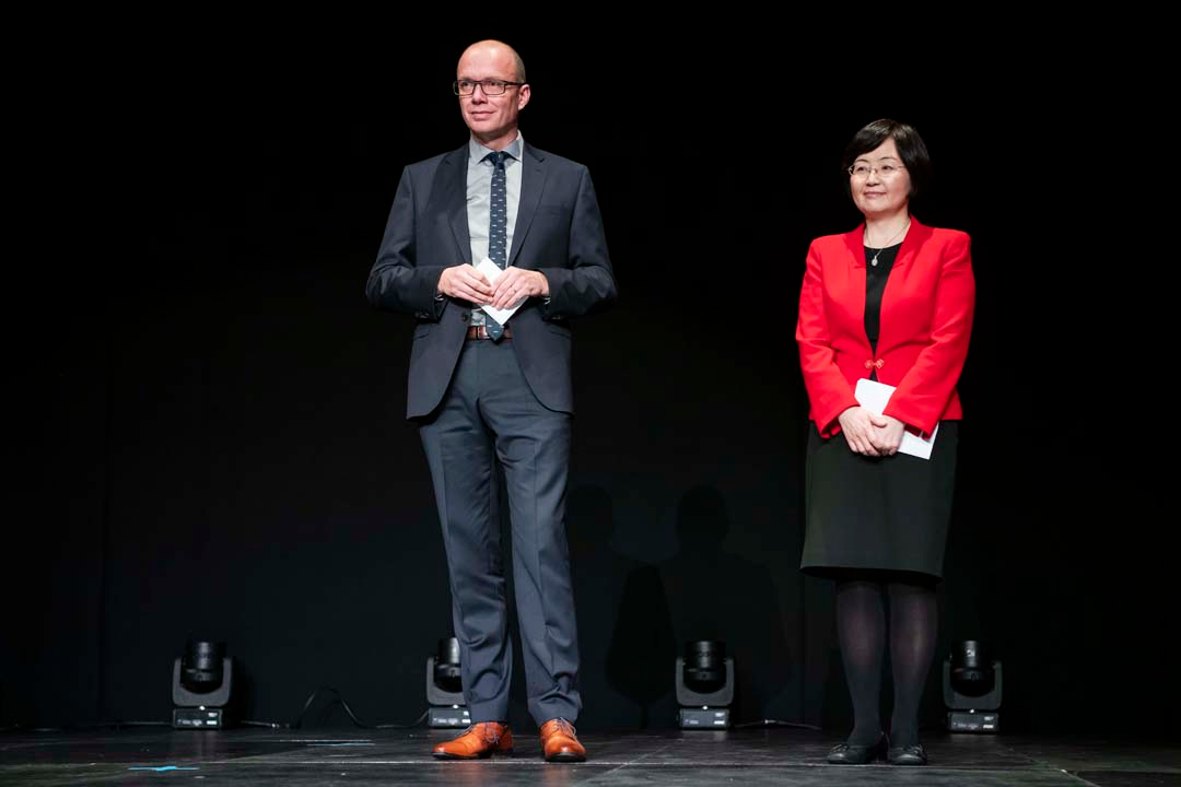 Mayor of Kolding Jørn Pedersen and a representative from the Chinese Embassy in Denmark.