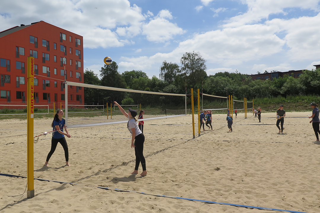 På billedes ses en gruppe spille Beach Volley Ball her i Kolding. 