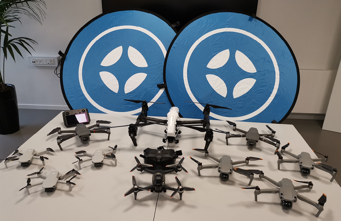 Forskellige typer droner og landingsbaner på et bord